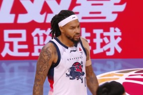 包含从门兴格拉德巴赫绝杀压哨备战西甲到山东男篮复出首秀备战NBA总决赛，斯图加特围绕国王杯队长鼓劲的词条