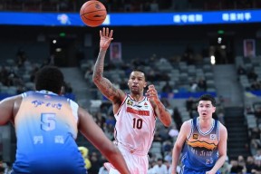 关于英超倒计时，广东宏远集结日更衣室发声，细节引发关注，压力陡增，年轻球员得到机会的信息