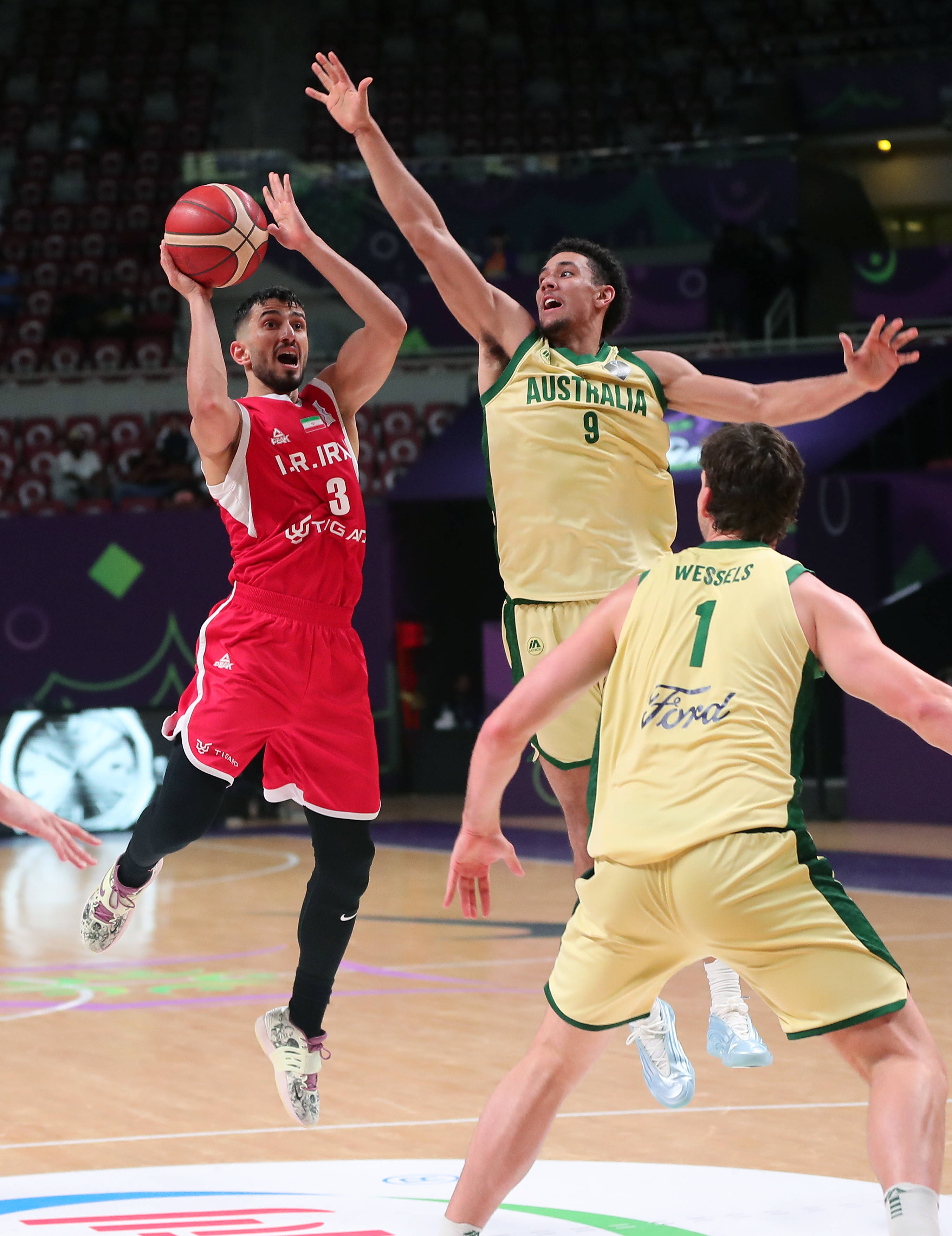 包含赛地聚焦：欧篮联国际比赛日热度飙升，波士顿凯尔特人刷新队史纪录，更衣室稳定，训练强度明显提升的词条